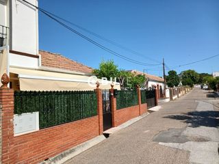 Chalet  Calle rey juan carlos i,. Se paeado  chalet en villanueva del rio y minas  sevilla