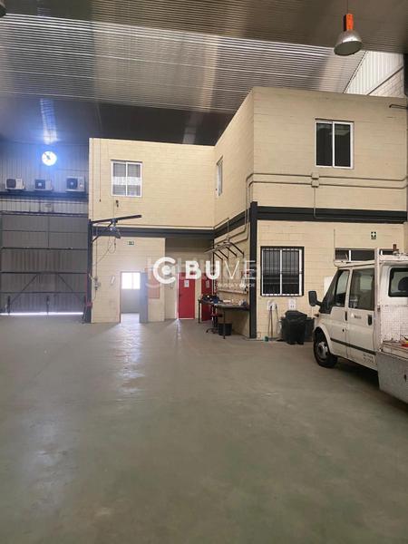 Foto f66f1d69-a198-49a3-a03f-cd65b25f809d. Alquiler nave industrial se vende nave industrial en el poligono la isla, en Dos Hermanas