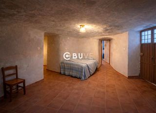 Casa  Barriada cuevas de los garfios. Casa cueva con vivienda anexa a reformar en baza  309 m 7 dormit