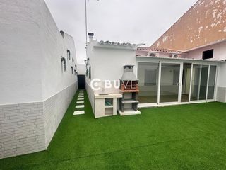 Casa  N/a. Casa baja reformada con patio, garaje y muchas posibilidades