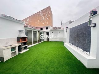 Casa  N/a. Casa baja reformada con patio, garaje y muchas posibilidades