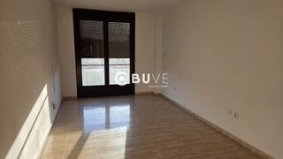 Etagenwohnung  N/a. Se vende piso luminoso y totalmente exterior en zona tranquila y