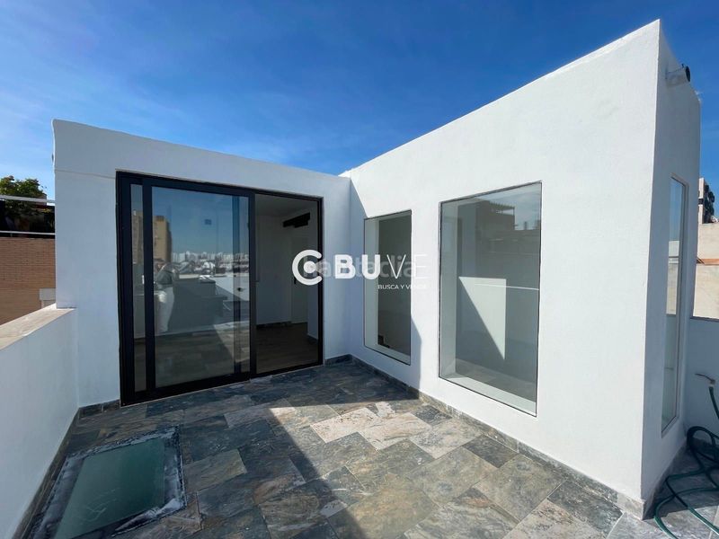 Foto 87e17268-0fc4-4f77-b617-da1860b394e2. Casa amb piscina a San Carlos - San José Sevilla
