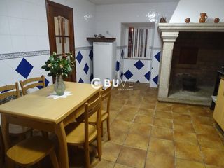 Casa  Loureiro. Se vende casa de 4 habitaciones en teo