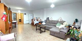 Etagenwohnung  N/a. Amplio piso en cebolla, luminoso y con terraza en pleno centro.
