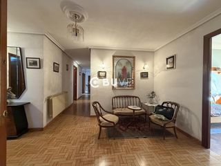 Appartement  Serranos. Buve vende oportunidad de inversion en b. romántico, león