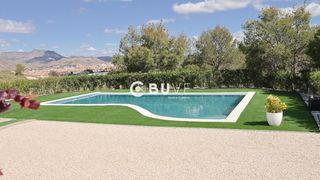 Chalet  N/a. Se vende chalet en petrer , alicante