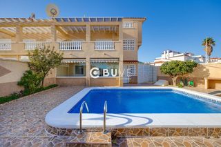 Casa adosada  Pino piñero. Se vende casa adosada en torrevieja, alicante