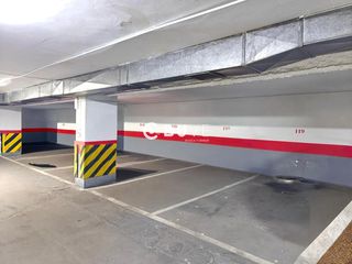 Aparcament cotxe a Santa Casilda 1