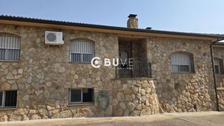 Chalet  N/a. Exclusivo chalet independiente con jardín, bodega y excelentes c