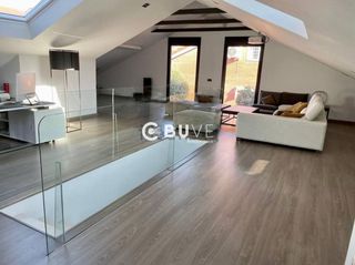 Casa  N/a. Chalet independiente con piscina salina, cine privado y terraza