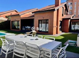 House  N/a. Espectacular chalet independiente con piscina salina, cine priva