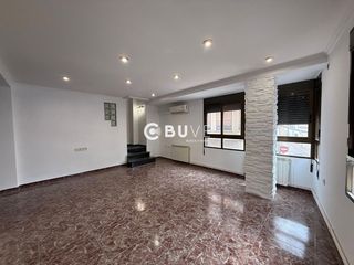 House  N/a. Dúplex en venta en utiel