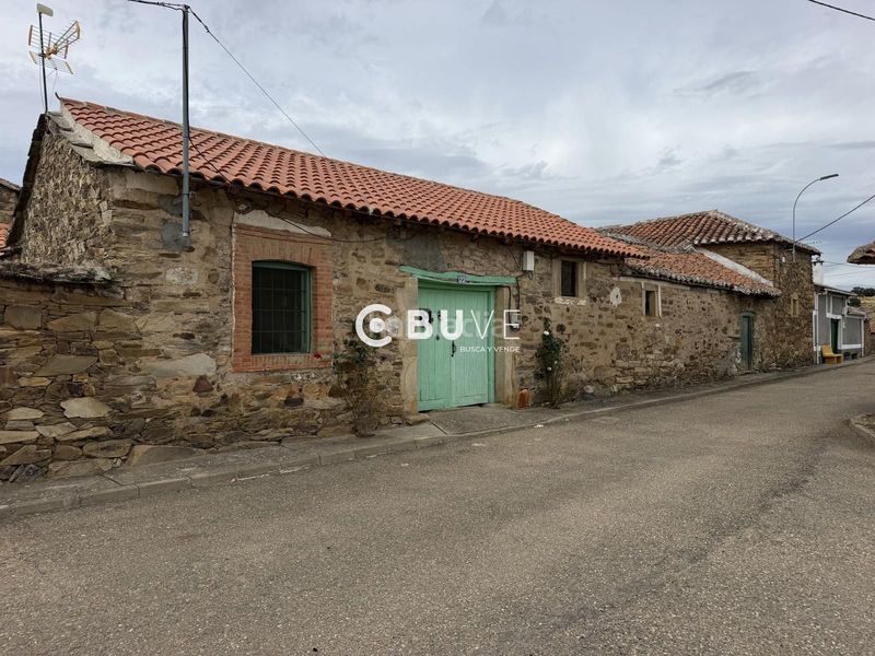 Foto bc22e599-6330-4c37-85e7-5f94f67e0e41. Casa amb calefacció aparcament a Valderrey