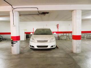 Aparcament cotxe a Calle baix camp 15. Amplia plaza de parking en venta con trastero incluido en el tan