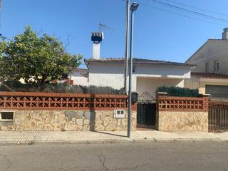 Chalet  Calle nuestra senyora del remei. Casa independiente en una planta en les pedreres