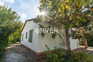 Chalet en Creixell. Casa independiente con gran jardín en urbanización tranquila