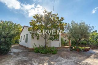 Chalet à Creixell. Casa independiente con gran jardín en urbanización tranquila