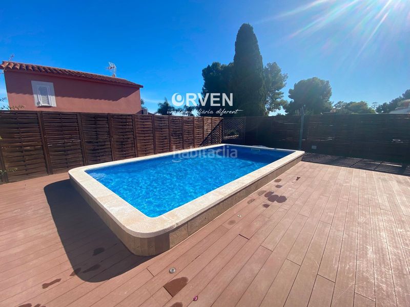 Foto 19a28b34-fc3e-41f0-8a1d-8954dbe67064. Xalet amb aparcament piscina a Cunit residencial Cunit