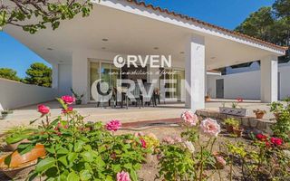 Reihenhaus in La Mora. Amplio y luminoso piso tipo dúplex en planta baja con jardín pri