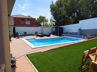 Xalet  Hercules. Chalet de 6 hab. con piscina y placas solares