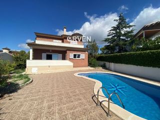 Chalet  Patagonia. Venta de chalet independiente de 4 dormitorios  3 baños y piscin