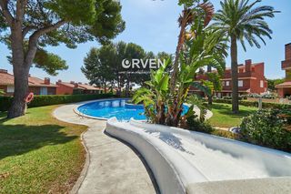 Haus in La Mora. Casa esquinera con gran jardín, piscinas comunitarias y vistas d