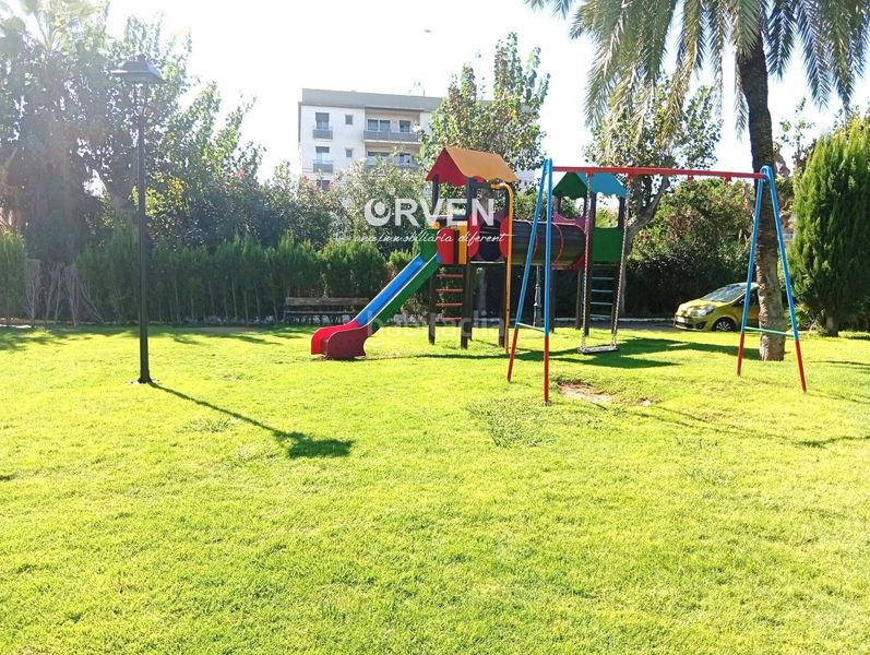 Foto 04df31f9-9c1c-4d25-875a-2cce0a038d2f. Casa adossada amb aparcament piscina a Alorda Park Calafell