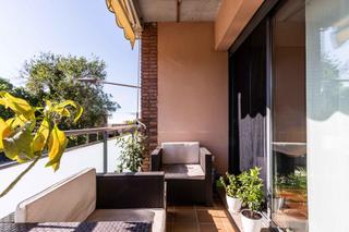 Flat in Ca n'Aurell. Piso esquinero, totalmente exterior plaza de parking opcional