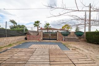 Chalet  Calle los arcos. Venta de terreno con casa de madera