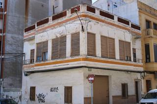 Casa a Calle de villajoyosa 35. Venta de casa esquinera en requena