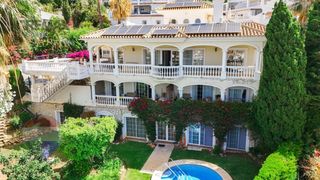 Casa  Callizo centauro de riviera. Villa independiente con vistas al mar y gran potencial de rentab