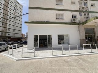 Lloguer Local Comercial  Calle calle azucarera. Excelente local comercial con altillo, almacén y parking privado