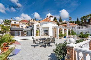 Chalet  Urbanizacion lomas del sol. Villa independiente con piscina, grandes terrazas y vistas al ma