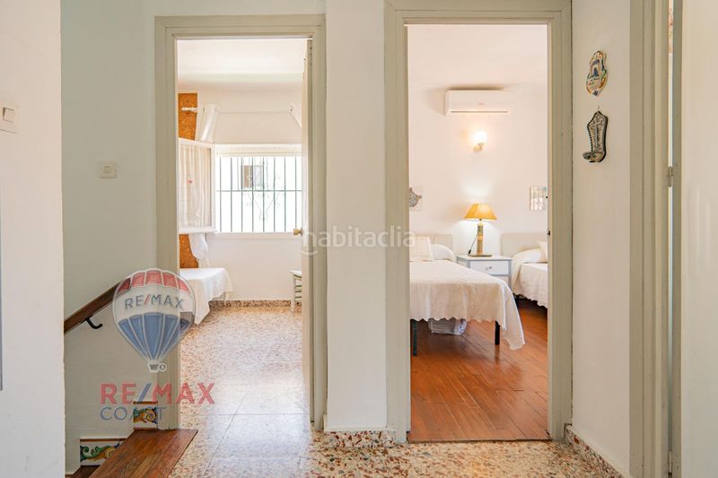 Foto 9fe8e466-92e5-4db7-9a27-fa38f2893fa4. Casa aparellada a Miraflores del Palo Málaga