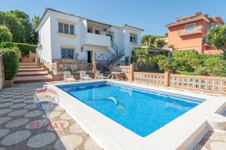 Xalet  Calle marbella. Chalet familiar con vistas y casita de invitados en pinos de alh