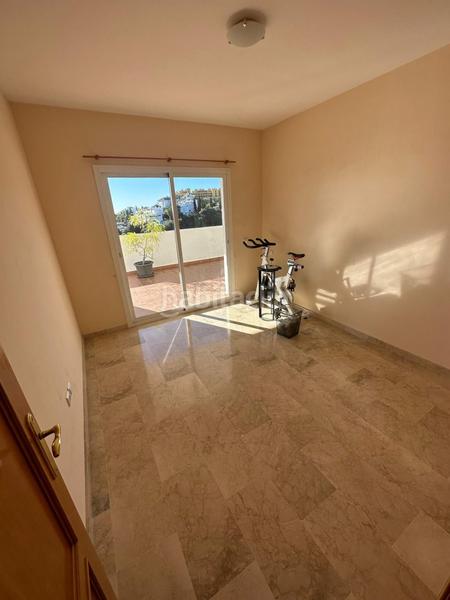 Foto 5b18ec4c-11f9-4cc7-a7be-699c91f56364. Alquiler piso magnífico piso en alquiler en urbanización privada lunimar golf, la nueva milla de oro en Estepona