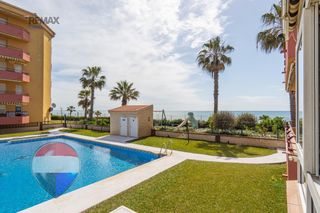 Pis  Avenida axarquia de la. Piso luminoso en prímera línea de playa.