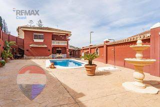 Casa  Calle los ficus. No es una casa es una oportunidad con metros y exterior