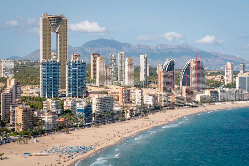 Foto 66f421a3-6df3-40e4-be28-2c7faee05c88. Apartament amb calefacció aparcament piscina a Playa Poniente Benidorm
