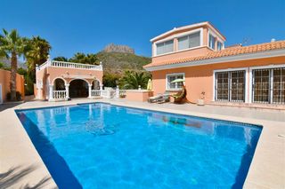 Chalet en Maryvilla. Lujosa villa con espectaculares vistas al mar