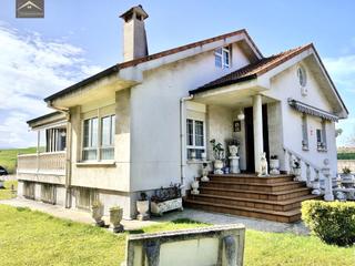 Chalet in Suances. Chalet individual en hinojedo.