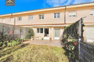 Casa adossada a Santiurde de Toranzo. Chaleta adosado con piscina comunitaria.