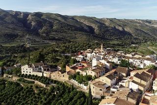 Landgut in Vall d´Alcalà (la). Finca rustica con plantacion de cerezos