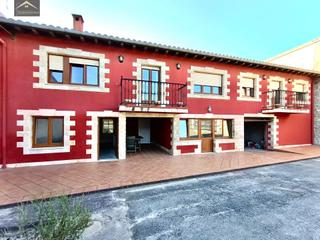 Maison jumelée à Cuchía. Chalet reformado en cuchia.