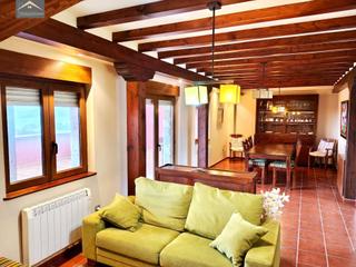 Maison jumelée à Cuchía. Chalet reformado en cuchia.