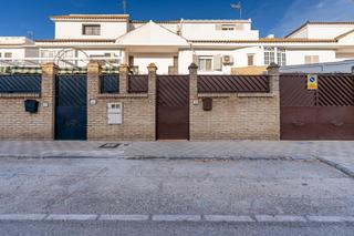 Casa adosada  Calle calle de la madre teresa 3. Adosado tríplex de 4 dormitorios, 3 baños de 260 m2!!!