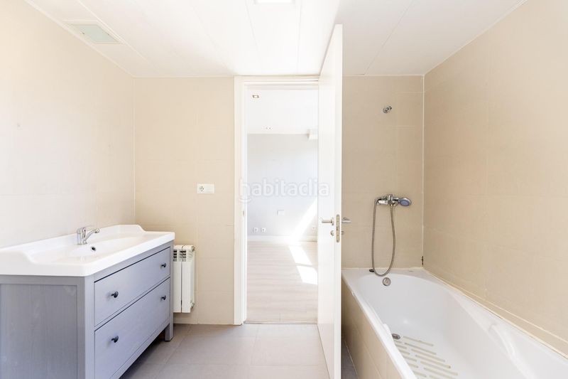 Foto 2692c132-717c-44cb-901d-1a8a1d481ded. Àtic amb aparcament piscina a Sanchinarro Madrid