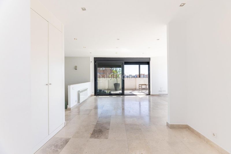 Foto 47e774dc-a23a-439c-86f7-86e58f675156. Àtic amb aparcament piscina a Sanchinarro Madrid