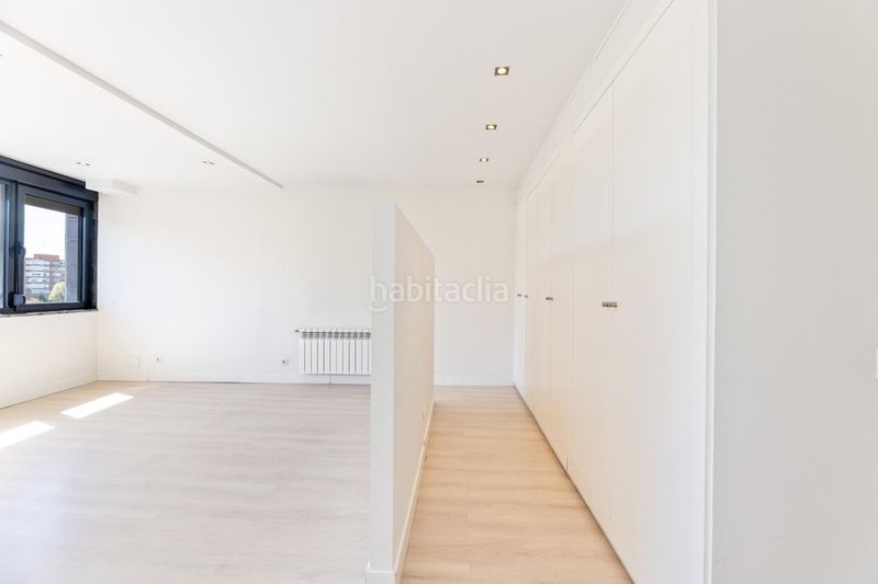 Foto 895a72bd-e66d-4649-b9b4-f417a804e684. Àtic amb aparcament piscina a Sanchinarro Madrid